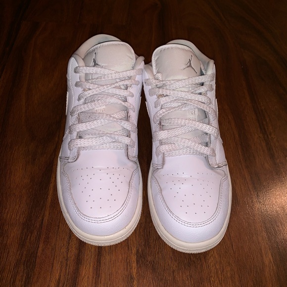 Nike Shoes - 💛HP🎉💛 Retro Air Jordans 👟